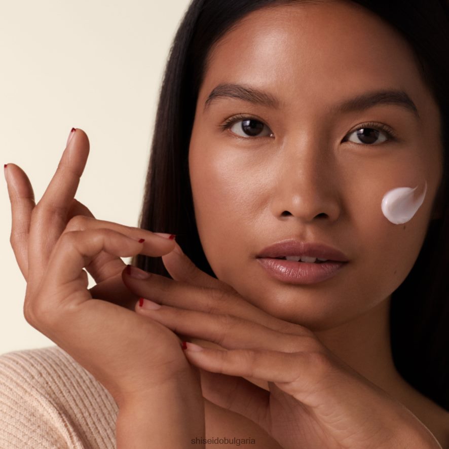 грижа за кожата Shiseido озаряващ гел крем DJ08T49